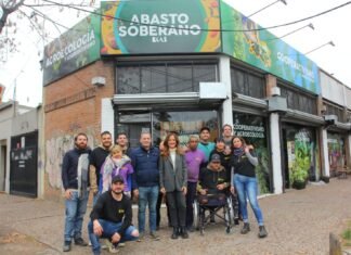 Fernando Gray y Victoria Tolosa Paz inauguraron un playón deportivo en El Jagüel y visitaron emprendimientos locales