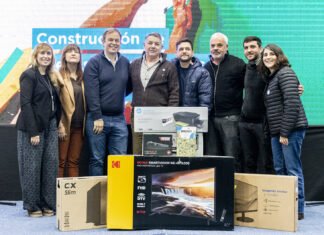 El Municipio entregó 260 kits de computadoras y equipos de audio escuelas brownianas