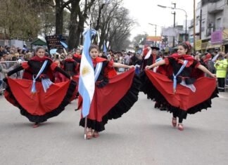 Brown celebra el Día de la Independencia con un desfile patrio en Longchamps