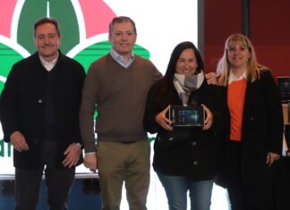 Fernando Gray entregó 3.950 tablets a adultas y adultos que cursan estudios primarios y secundarios