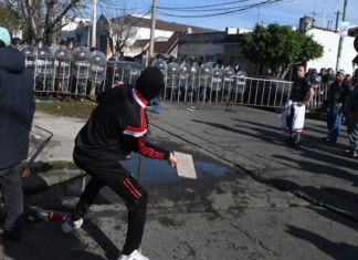Lanús: incidentes frente a la comisaría tras el reclamo de justicia por el asesinato de Morena
