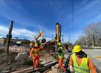Durante el fin de semana instalaron los pilotes del paso bajo nivel de Longchamps