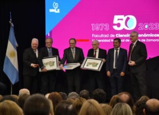 Ciencias Económicas de Lomas celebró sus 50 años de vida junto al músico Luis Salinas