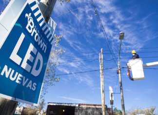 Iluminan con luces led 15 plazas de Burzaco, Claypole, Don Orione, Glew, Calzada, San José, Adrogué y Longchamps