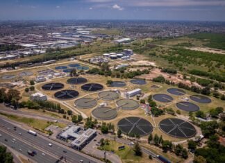 AySA y FAUBA pusieron en marcha la primera planta de tratamiento del líquido cloacal con microalgas