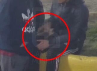 Las cámaras de seguridad de Lanús captaron el momento en el que un menor recibía una réplica de arma de fuego