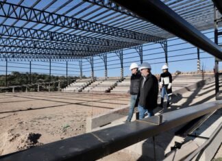 Fernando Gray recorrió la obra del Polideportivo Municipal de Echeverría