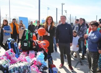 Echeverría: Fernando Gray y Victoria Tolosa Paz inauguraron un playón deportivo y recorrieron un microemprendimiento