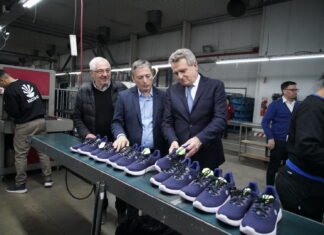 Fernando Gray y Agustín Rossi recorrieron la empresa nacional de calzado Kioshi Footwear