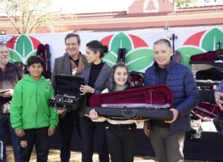 Fernando Gray y Tristán Bauer entregaron instrumentos, indumentaria y elementos de estudio para orquestas infanto juveniles de Echeverría