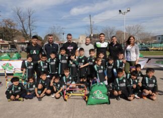 Fernando Gray entregó kits deportivos a clubes del torneo de escuelas de fútbol de Esteban Echeverría