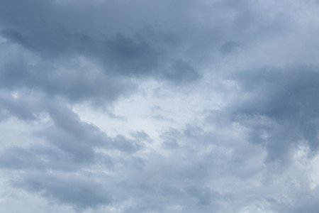 80058778-nubes-de-lluvia-dramático-cielo-nublado-nublado-de-fondo