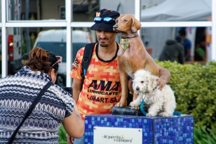 BERAZATEGUI INAUGURÓ UN MONUMENTO AL PERRO