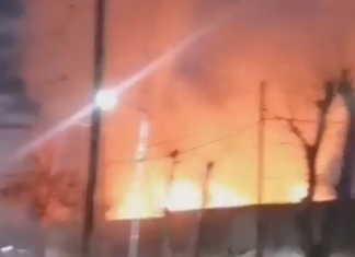 Villa Domínico: doce dotaciones de bomberos combatían el incendio en una fábrica