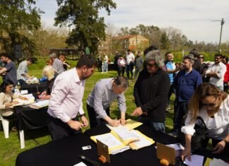 Barrio Coca Cola: Junto con vecinas y vecinos, Fernando Gray realizó la toma de firmas de escrituras