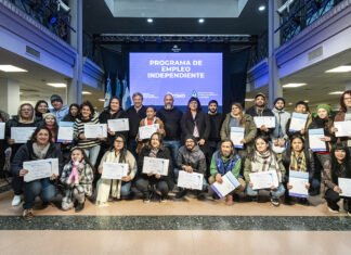 Cascallares junto a vecinos que participaron de programa para potenciar sus emprendimientos