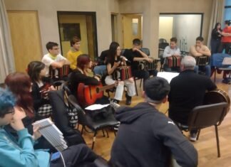 Tristán Bauer entregó instrumentos musicales a las orquestas juveniles de la UNLa