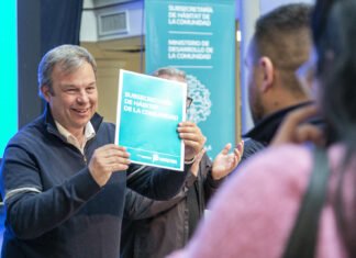 En un emotivo acto, Cascallares y Fabiani entregaron escrituras a familias de Malvinas Argentinas