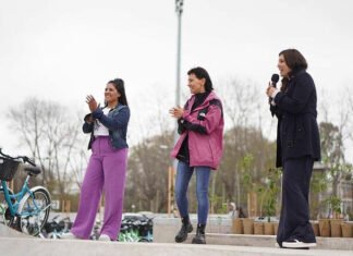 Daniela Vilar con Mayra Mendoza entregó 400 bicicletas a estudiantes de Quilmes