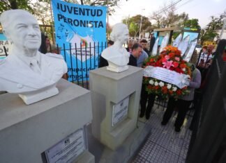En el Día de la Lealtad Peronista, Fernando Gray colocó una ofrenda floral en la plaza de la Cultura