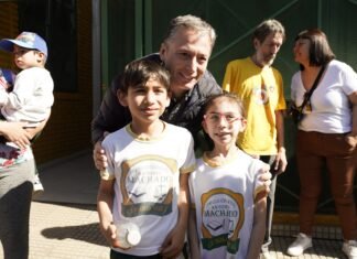 Fernando Gray participó de una nueva edición de la «correcaminata» por el Complejo Educativo «Antonio Machado»