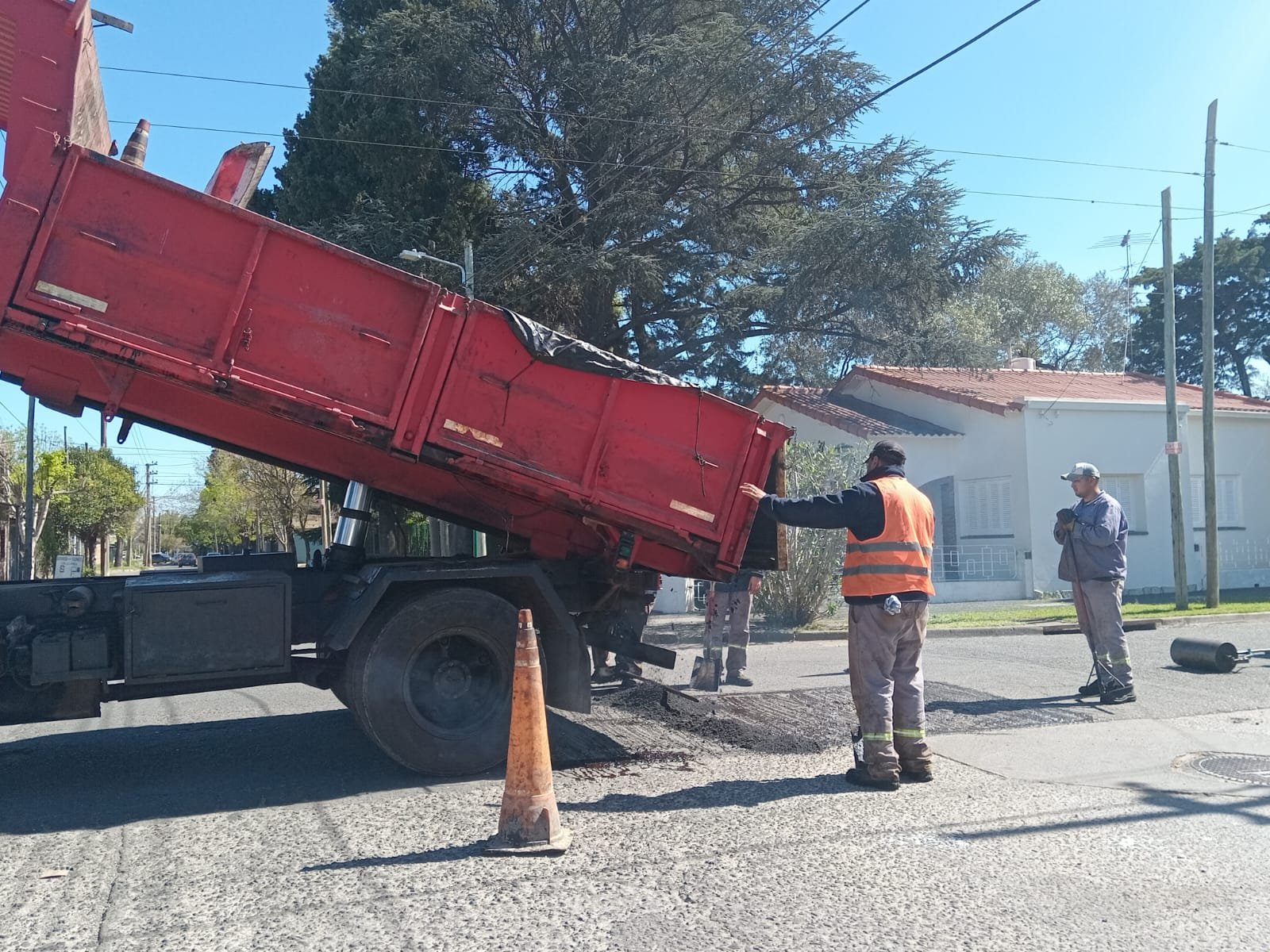 Echeverría: avanzan los trabajos de demarcación vial y bacheo