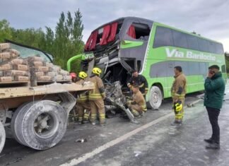 Cañuelas: seis heridos por el choque entre un micro y un camión en la ruta 3