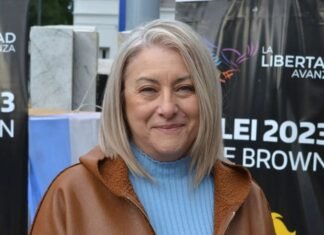 Emilse Armbruster advierte algunas «truchadas electorales»: «Están entregando boletas de Milei pero con la parte de intendente la imagen de Retamoso»