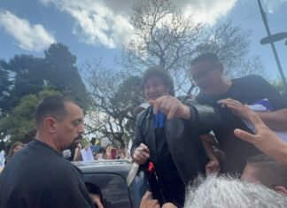 Javier Milei y su caravana pasaron por Lomas de Zamora