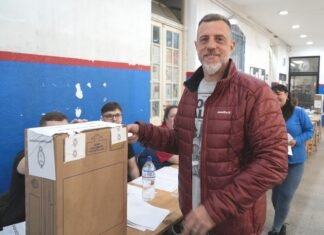 Diego Kravetz votó en Remedios de Escalada y revisó las boletas en el cuarto oscuro