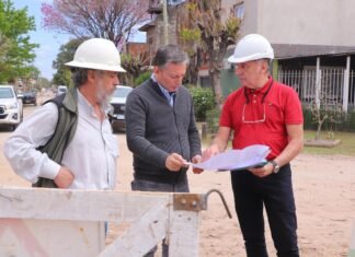 Fernando Gray recorrió los avances de la obra de red cloacal en Monte Grande Sur
