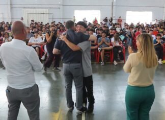 Fernando Gray entregó 1.139 netbooks a estudiantes de 5° año de escuelas secundarias