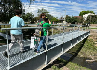 El Municipio de Brown avanza con la instalación de 15 puentes peatonales sobre arroyos