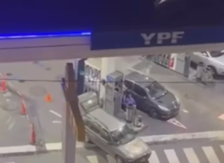 Lo siguen desde Avellaneda a Barracas para robarle la moto y lo balean cuando se refugia en una YPF