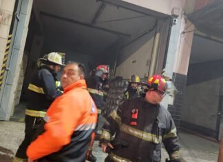 Bomberos de Lanús trabajaron anoche en feroz incendio desatado en el depósito de una fábrica