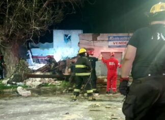 Tremenda explosión y derrumbe de una vivienda en Lanús: rescatistas trabajaron para salvar una mujer que se encontraba bajo los escombros