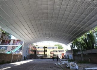Avanza la construcción de un techo parabólico en las escuelas Saavedra y Muñiz de Monte Grande
