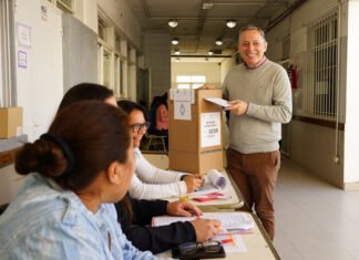 Fernando Gray voto en la Escuela N°15 de Canning
