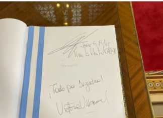 «Viva la libertad carajo»: el mensaje de Milei al firmar el libro en el Congreso