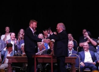 “A partir de ahora el sheriff sos vos”: Gastón Granados asumió la intendencia de Ezeiza