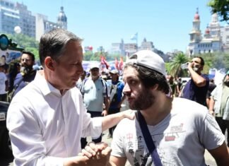 Fernando Gray participó de la marcha y le pegó a Alberto Fernández y a Máximo Kirchner: «Uno está en España, el otro no sé dónde está»