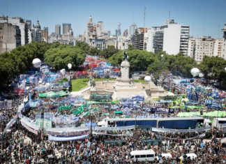 Multitudinaria movilización: CGT, CTA y movimientos sociales pidieron «no traicionar» a trabajadores en primer paro contra Milei