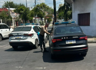 Peligro en Lanús: un hombre armado está atrincherado y se enfrenta a la policía