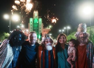 Federico Otermín y Daniela Vilar participaron del desfile de Reyes Magos junto a miles de vecinos en Lomas