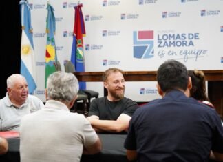 Otermín recibió a los bomberos de Lomas en el Municipio