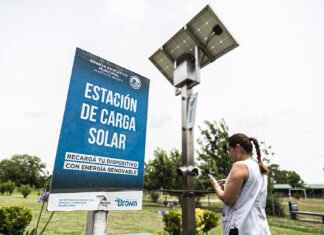 En Brown instalan paneles de energía solar que abastecen a las luces led y permiten cargar celulares