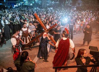 Miles de vecinos de Brown participaron del Vía Crucis del Viernes Santo