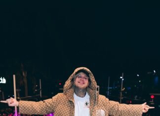 Influencer solidario de día, DJ y animador de noche