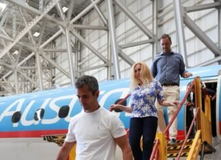 Ezeiza: Karina Milei, Martín Menem y Manuel Adorni recorrieron instalaciones de Aerolíneas Argentinas