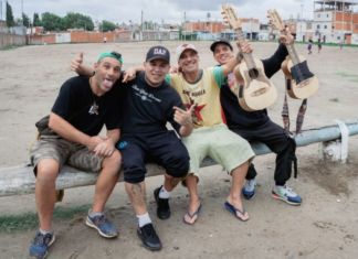 Manu Chao visitó Fiorito y cantó en el potrero de Diego Maradona